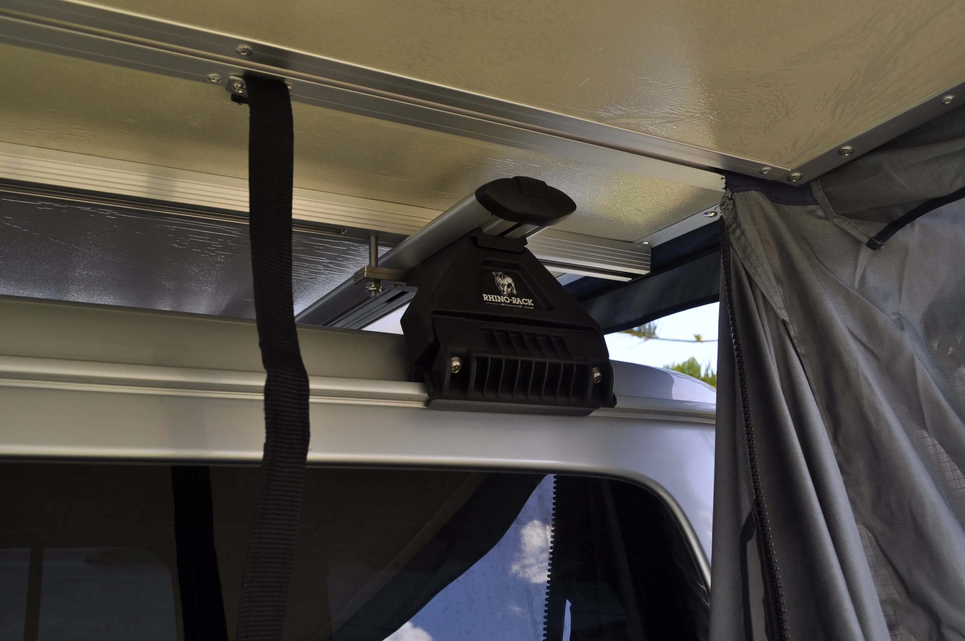 Ventura Deluxe 1.4 Roof Top Tent   Side Awning